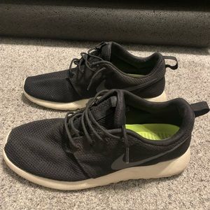 Men’s 10 1/2 Nike Roshe Sneaker